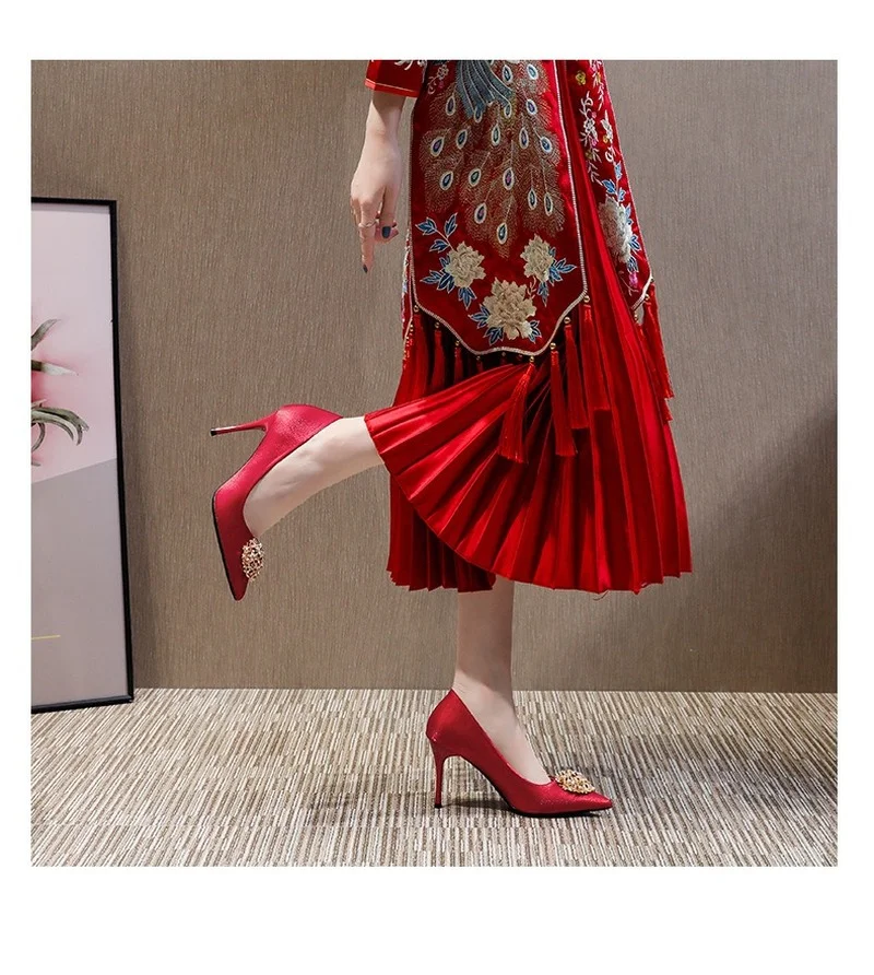 

Туфли женские атласные на высоком каблуке, с острым носком