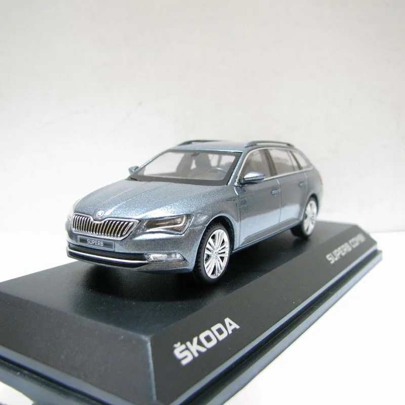 

Модель автомобиля в масштабе 1:43 SKODA SUPERB COMBI Alloy