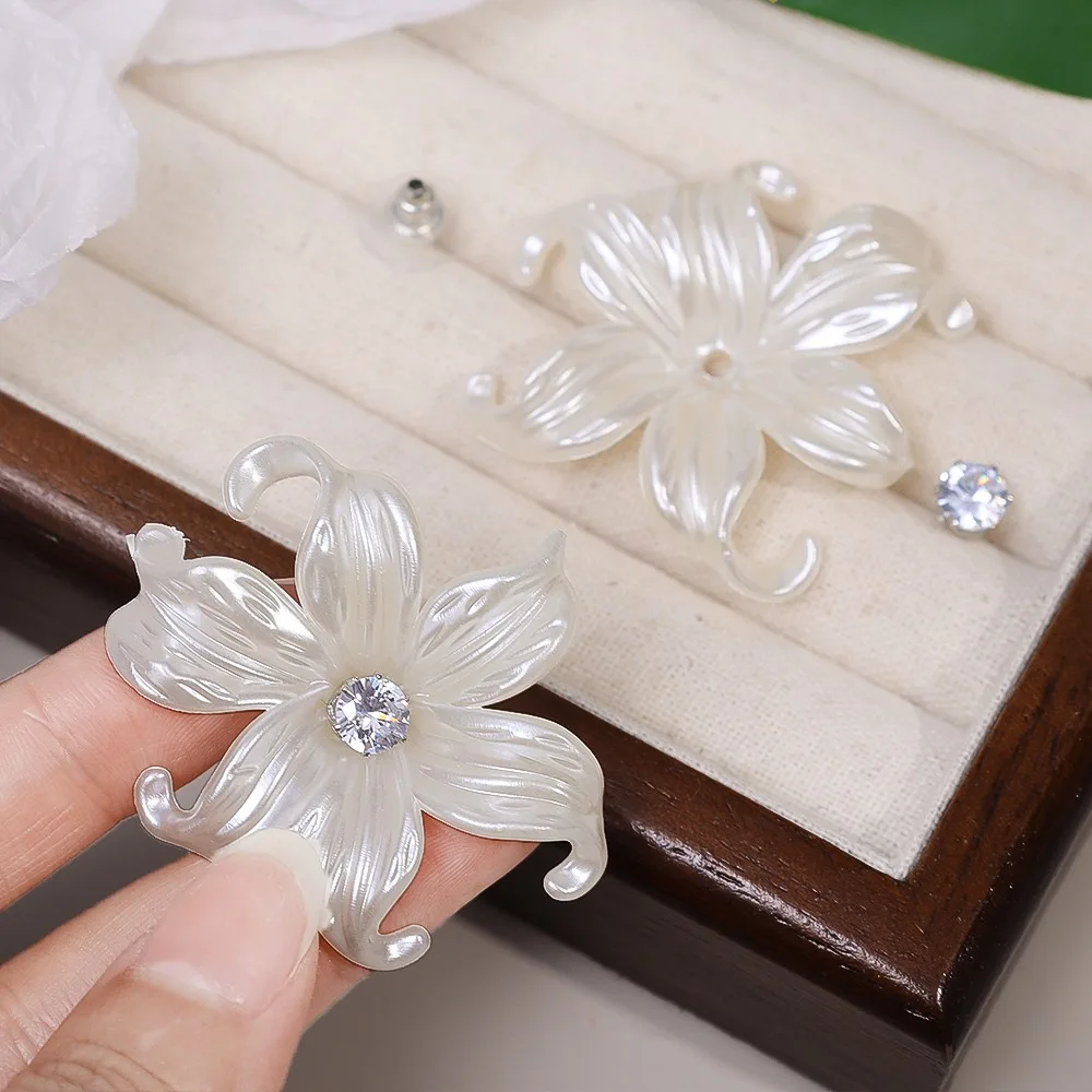 Женские серьги-гвоздики в виде цветов с белым радужным рисунком