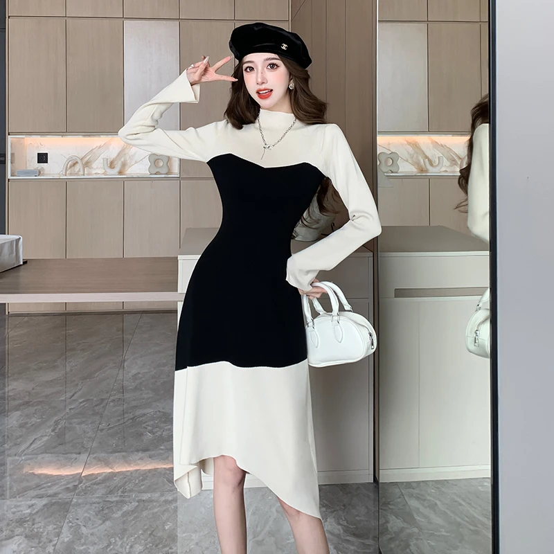 Женское трикотажное платье-свитер в стиле пэчворк с расклешенным рукавом