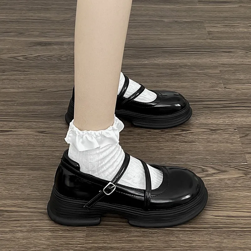 Женские туфли-лодочки из лакированной кожи с двойной пряжкой и ремешком на