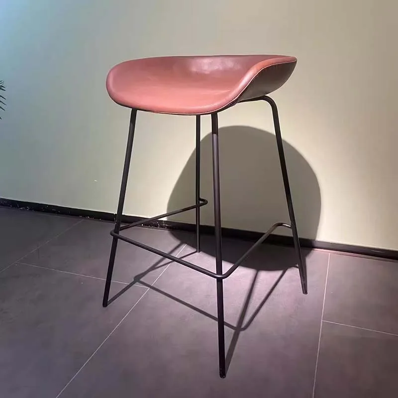 Рисунок 3 - Уличные золотые барные стулья