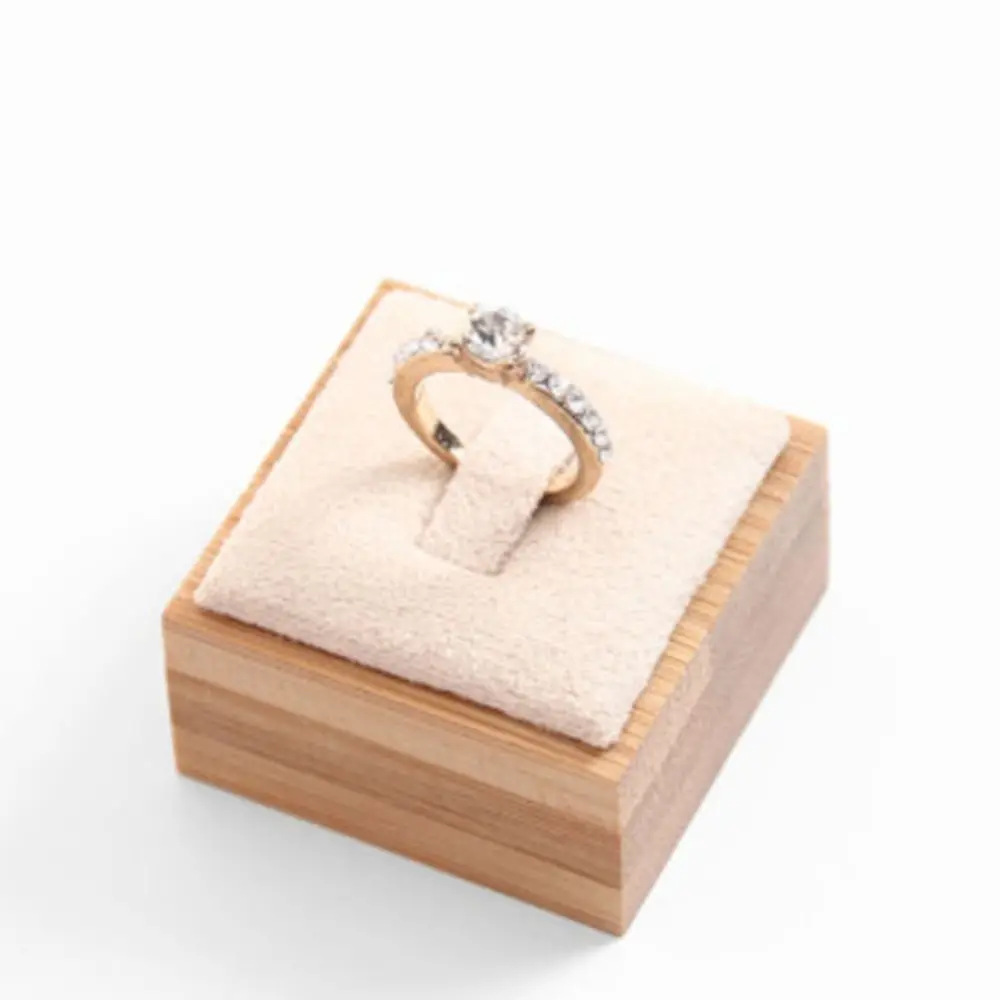 

Деревянная подставка для украшений