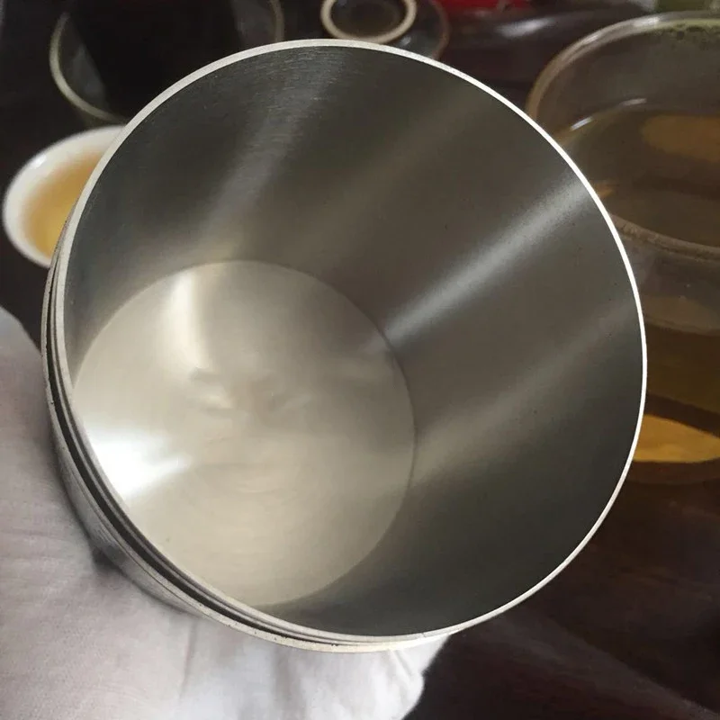 Контейнер для хранения в герметичном виде с титановым цилиндром