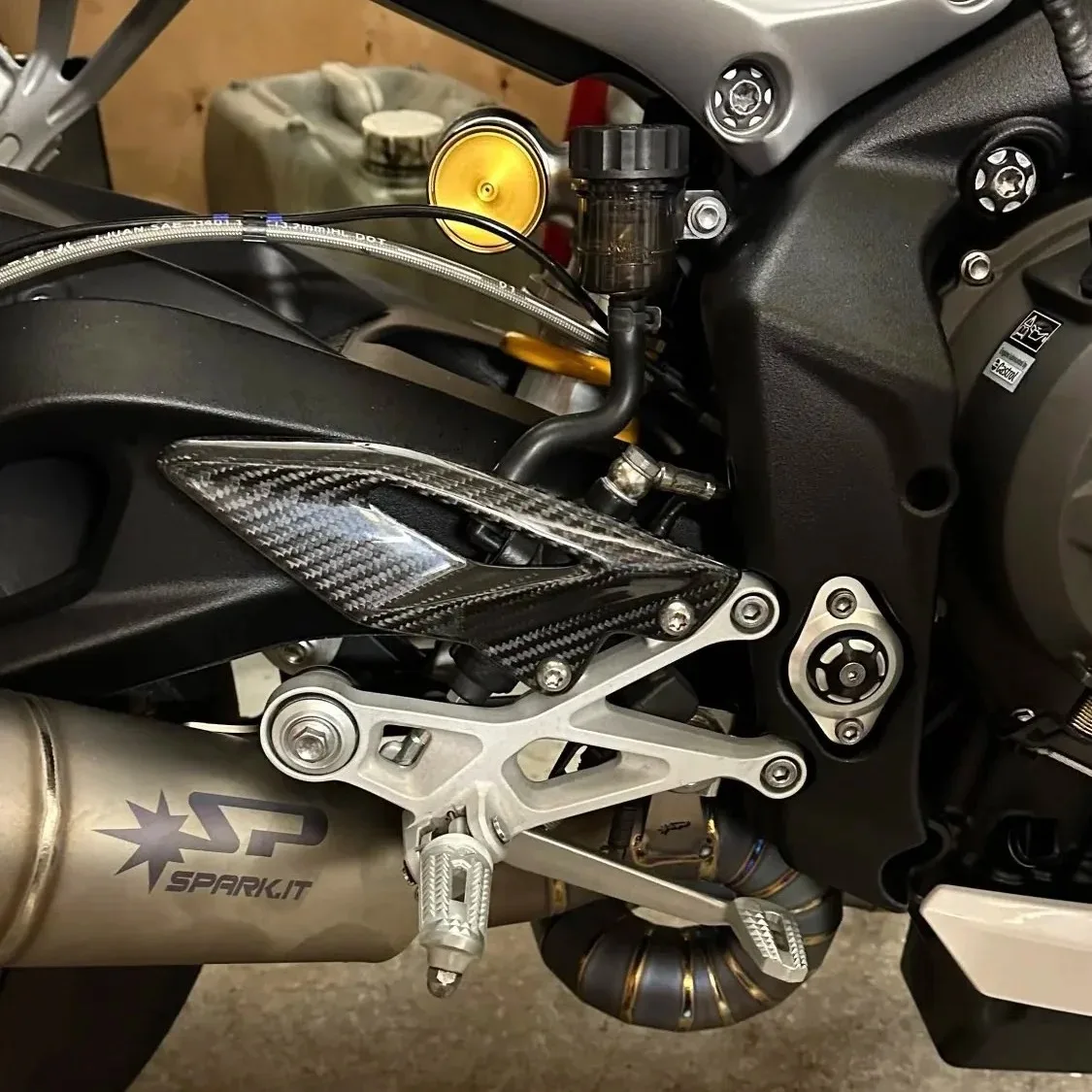 Фото Для Triumph Street Triple 660 765 R RS 2016-2021 2022 2023 2024: Карбоновые аксессуары для мотоциклов, защитные накладки на заднюю часть сиденья, подножки №2