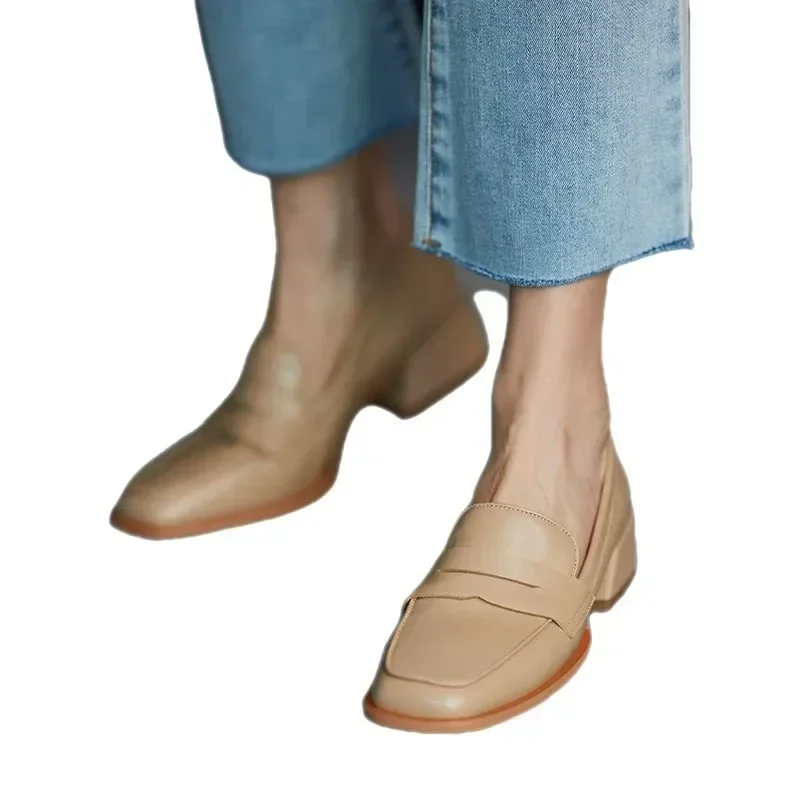 Женская обувь на низком каблуке. Элегантная женская летняя обувь. Черные лоферы.