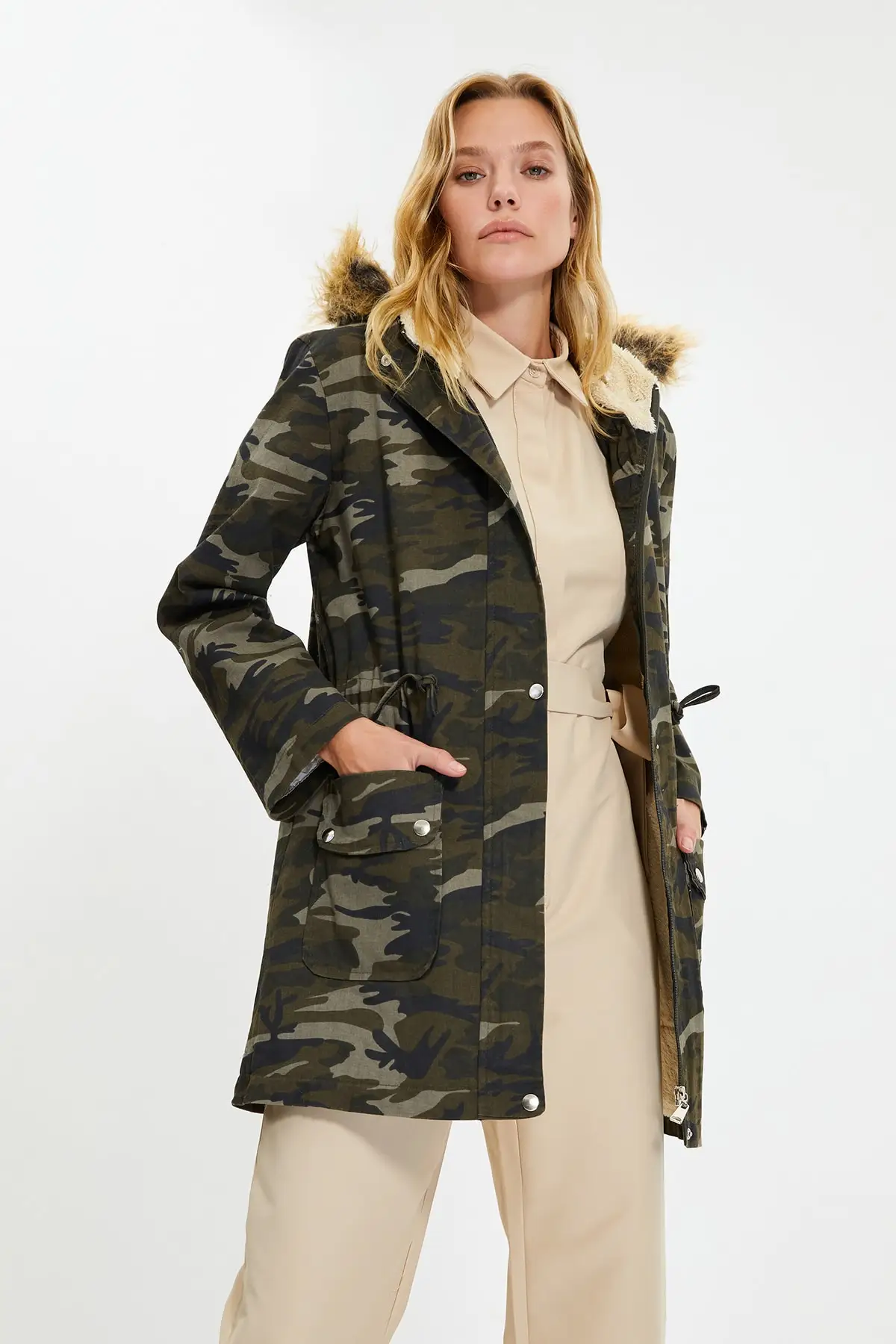 

Trendyol Hooded Camouflage Pattern Plush Detail Coat TWOAW22KB0242