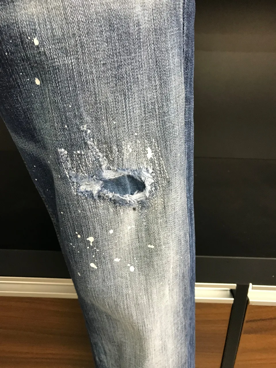 2023 New D2 Jeans Fashionable Men with Broken Holes, Fashionable Slim Fit, Slim Slim Knife Cut, Worn Paint, Discolored Feet Men