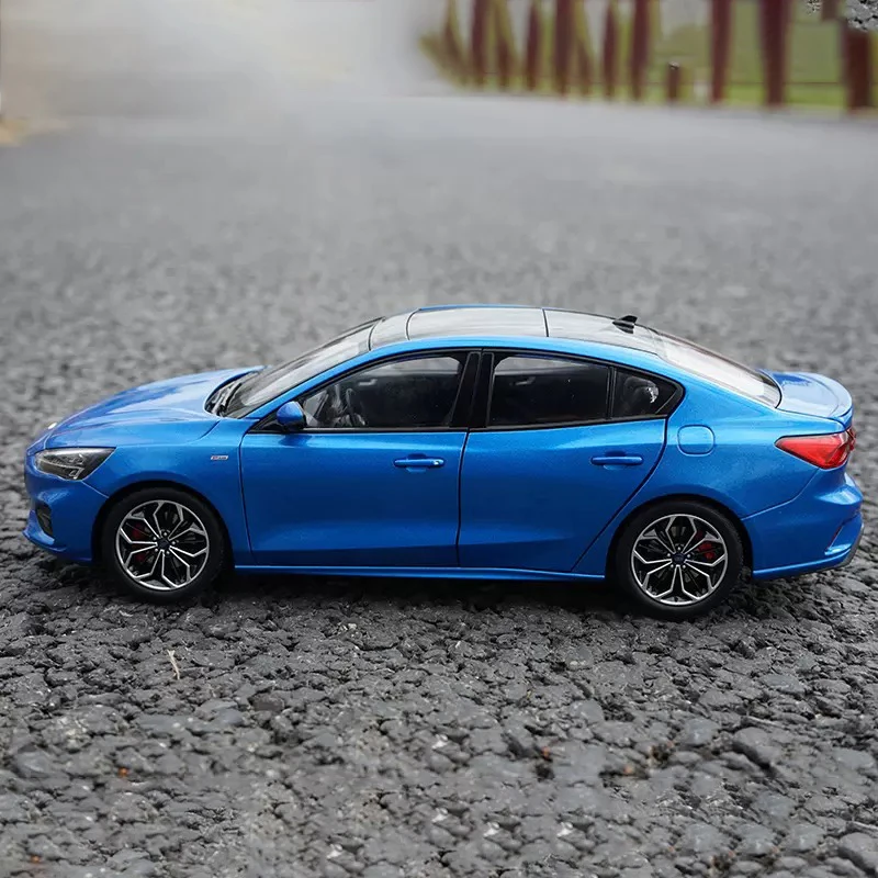 Модель автомобиля Changan FORD FOCUS нового поколения из сплава 2020 в масштабе 1:18