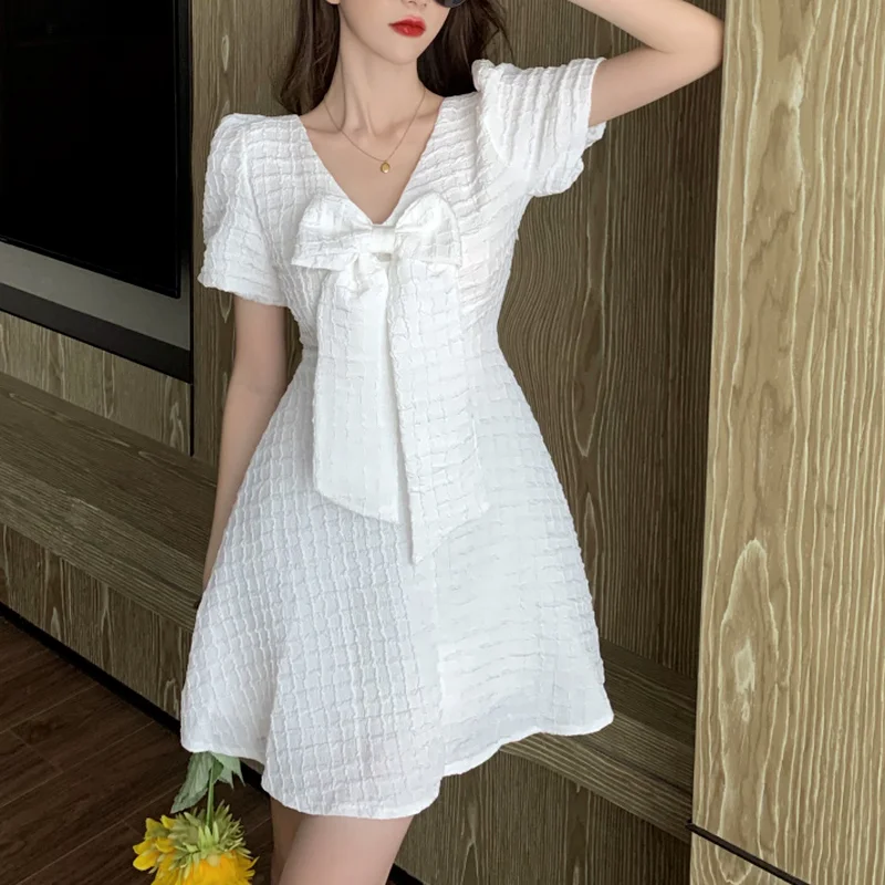 

Женское мини-платье с коротким рукавом, V-образным вырезом и бантом