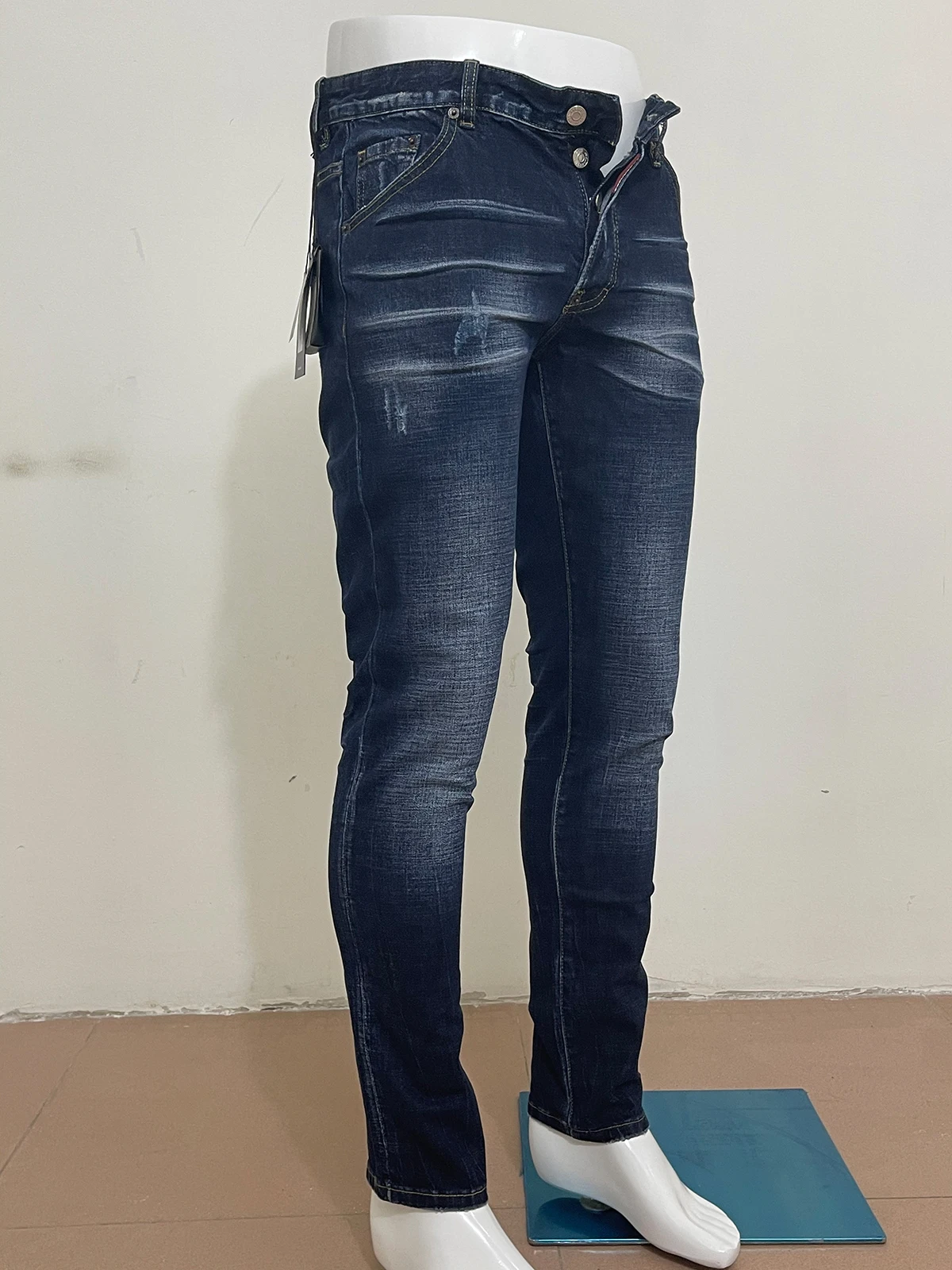 Spring/summer 2023 new style washed and worn micro-bullet slim simple accessories d2 jeans fashion men small feet jeans man