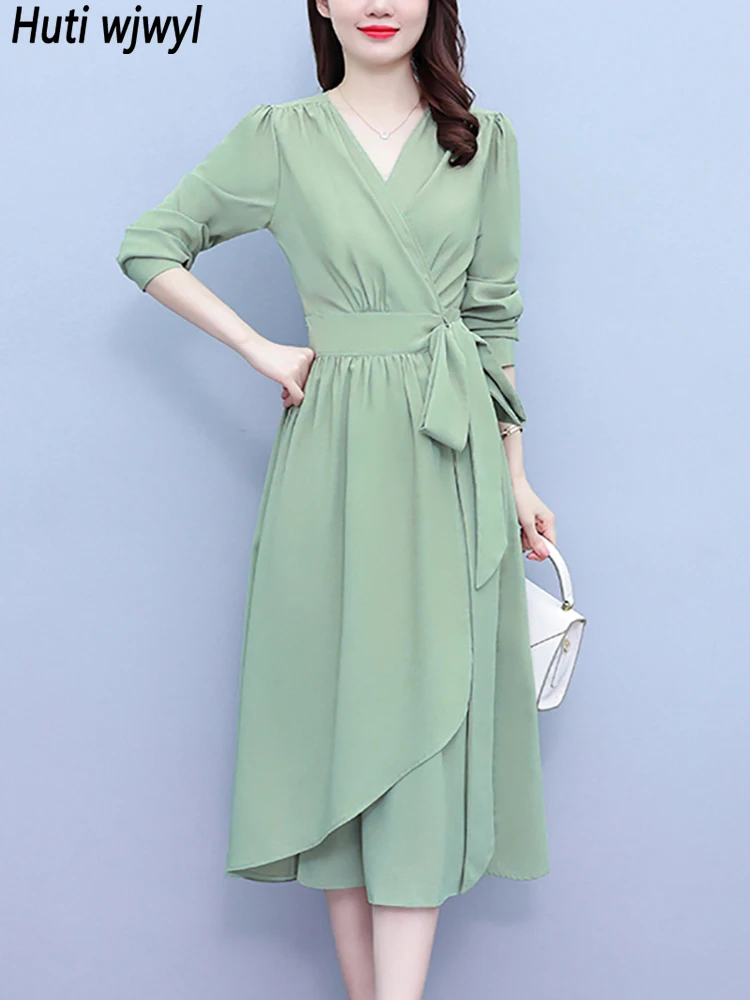 

Женское цельнокроеное платье-миди с длинным рукавом и V-образным вырезом