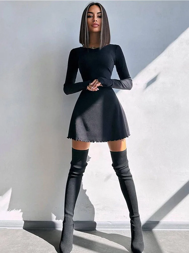 Женское облегающее мини-платье с V-образным вырезом и длинным рукавом