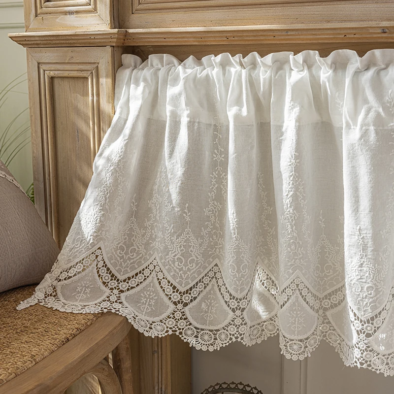 

Белая короткая штора WPKIRA