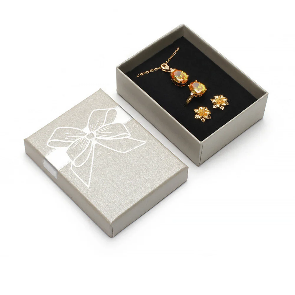 

Бумажная подарочная коробка для украшений