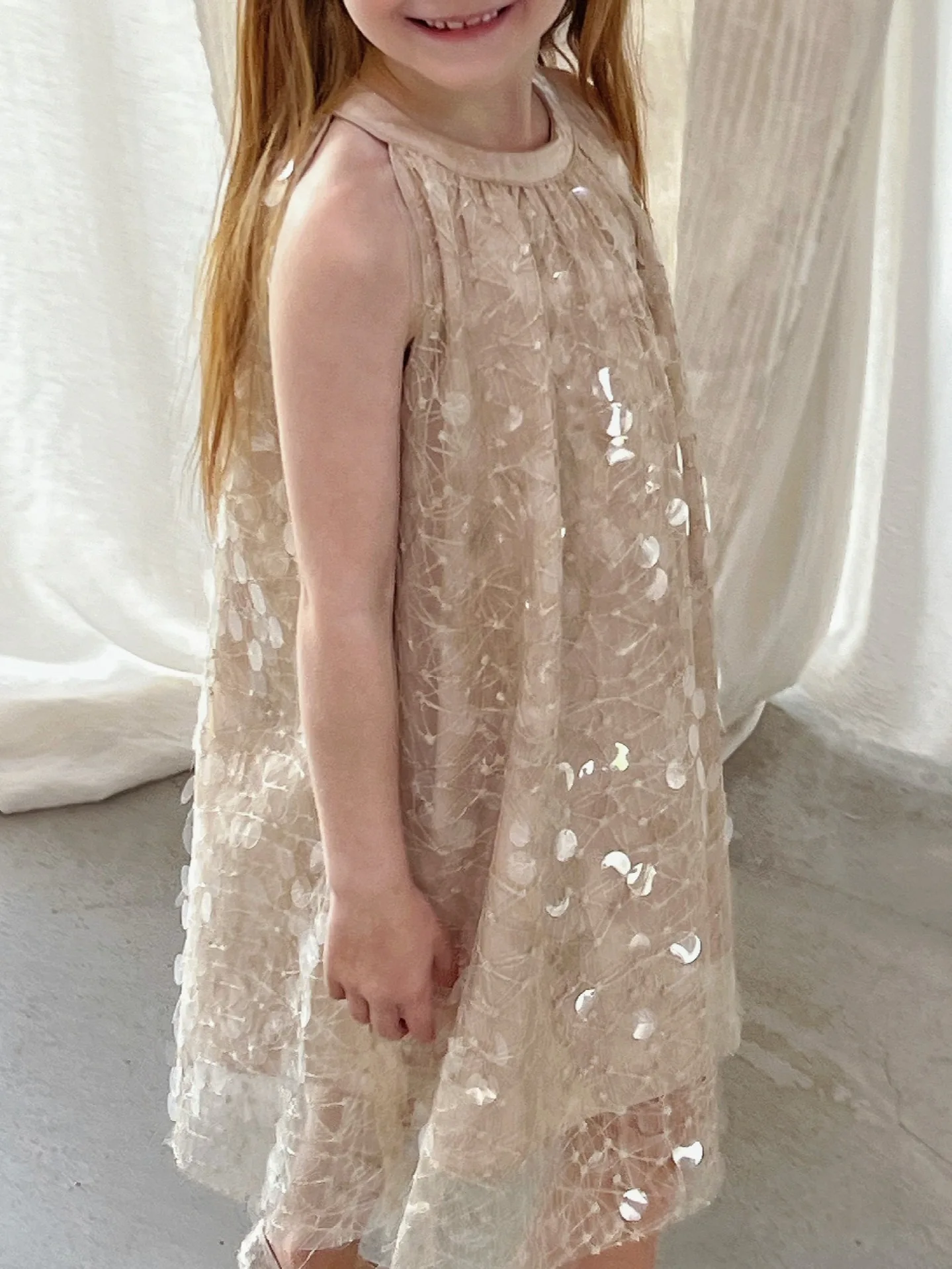 Детское летнее платье без рукавов с золотыми блестками