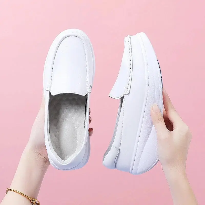 

Женские кроссовки с кружевом и высокой подошвой, без шнуровки