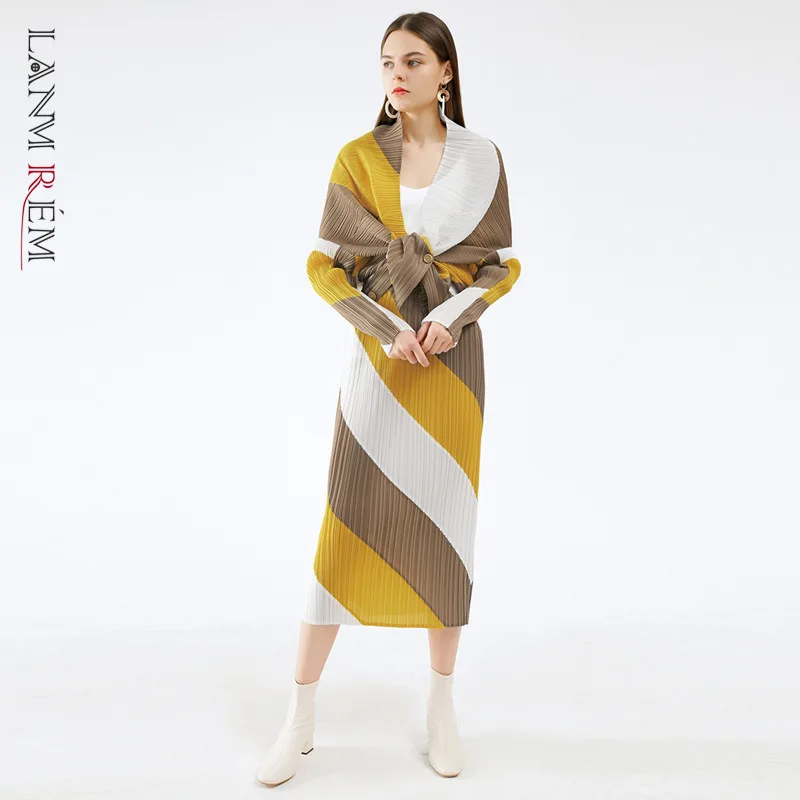 

LANMREM женский плиссированный набор 2022 весна лето новый шикарный топ пальто на пуговицах Женская юбка Двухсекционный сшитый цветной костюм ...