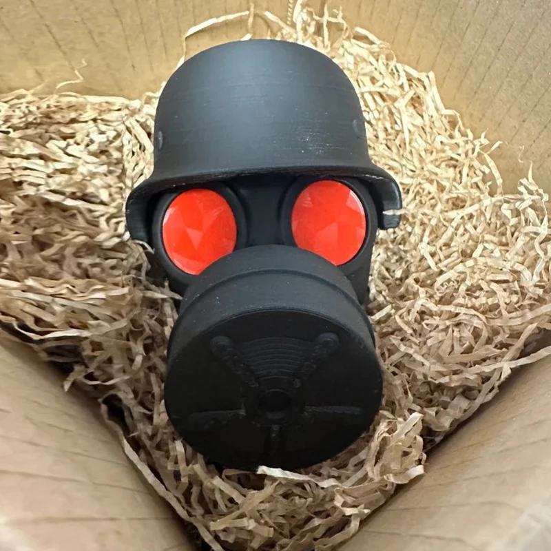

Крышка сцепного устройства прицепа со стальным шлемом и противогазом. Крышка шара сцепного устройства прицепа с 3D-принтом предотвращает ржавчину трубки приемника.