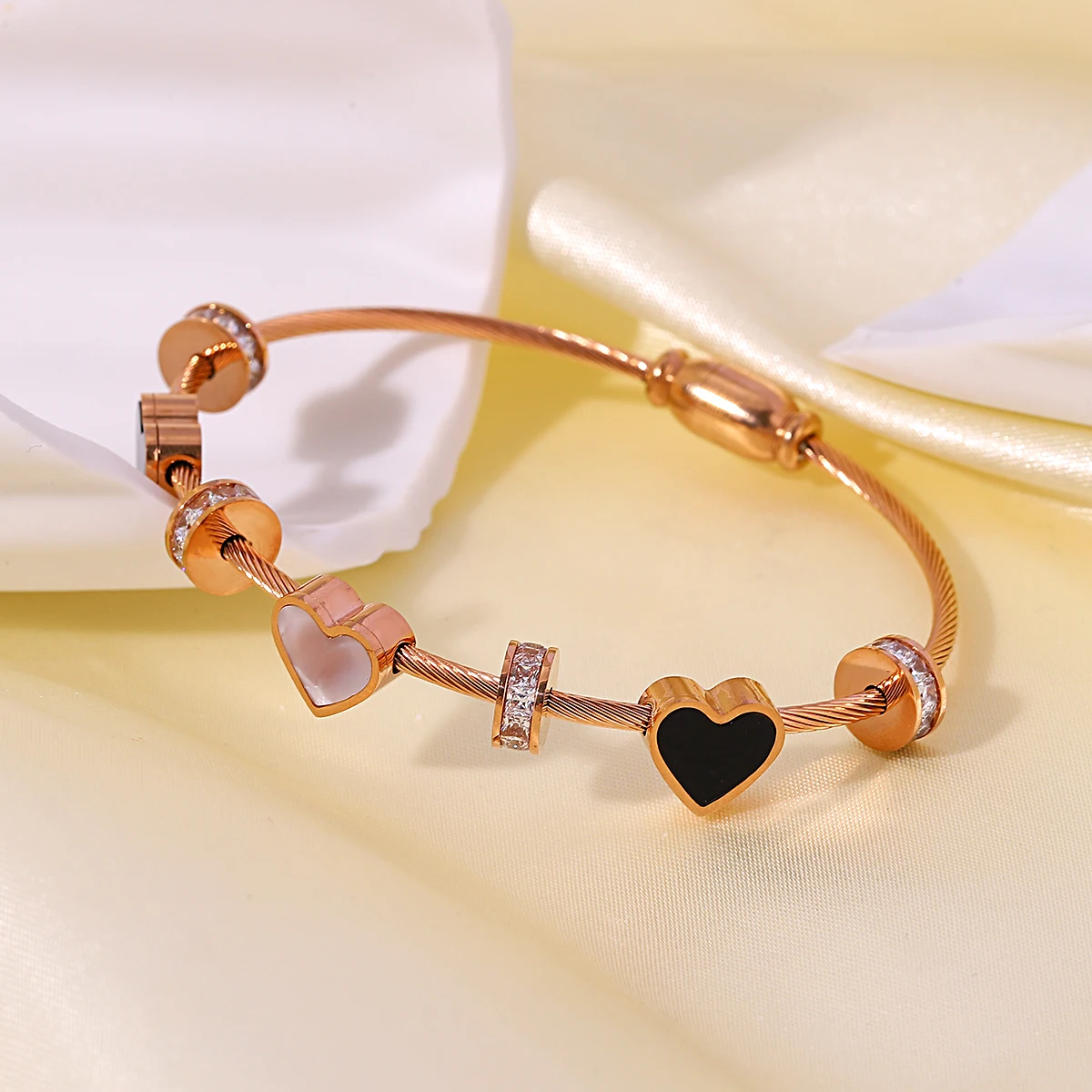 Женский браслет из нержавеющей стали с подвеской в виде сердца