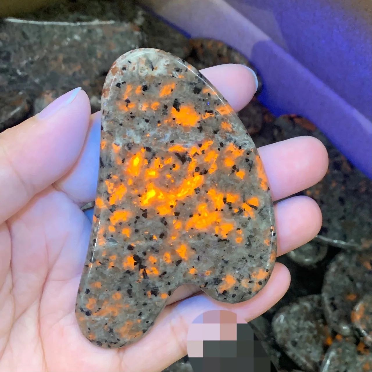 

Natural Flame Stone Heart-shaped Quartz Flame Yooperlite Love Scraping Guasha Scraper Mineral Crystal For Face Massager Tool