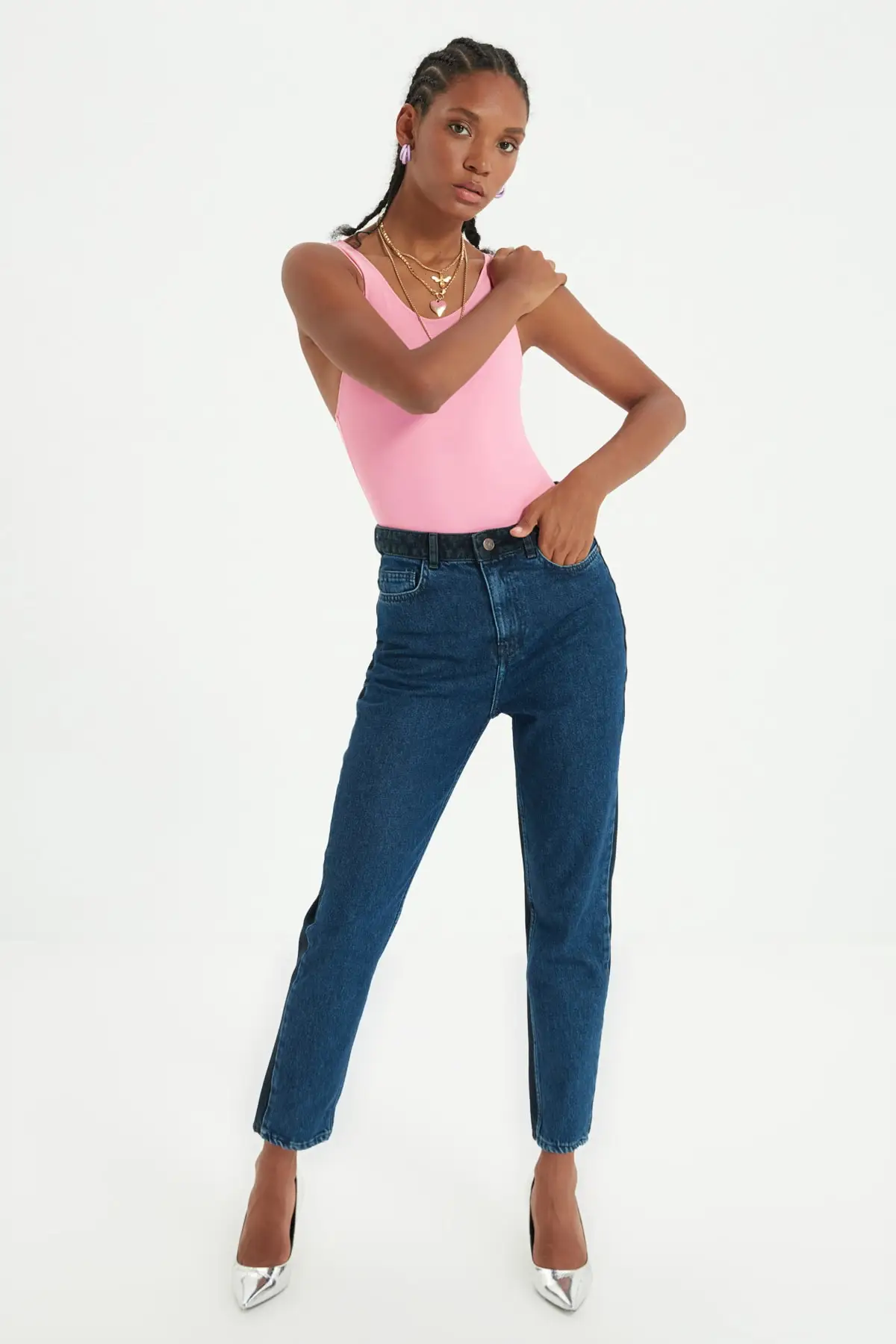 

Trendyol Ripped Detailed With Color Block High Bel Mom Jeans TWOAW22JE0116