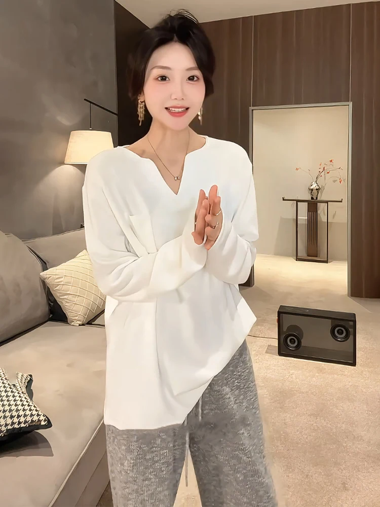 Элегантная свободная белая футболка с длинными рукавами и v-образным вырезом во