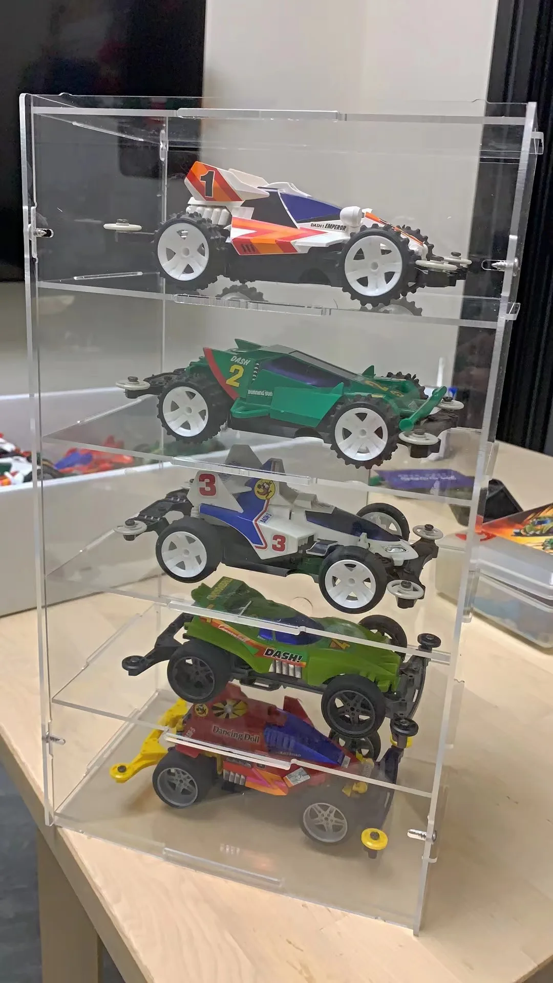 Акриловая панель для демонстрации моделей гоночных автомобилей одноуровневая