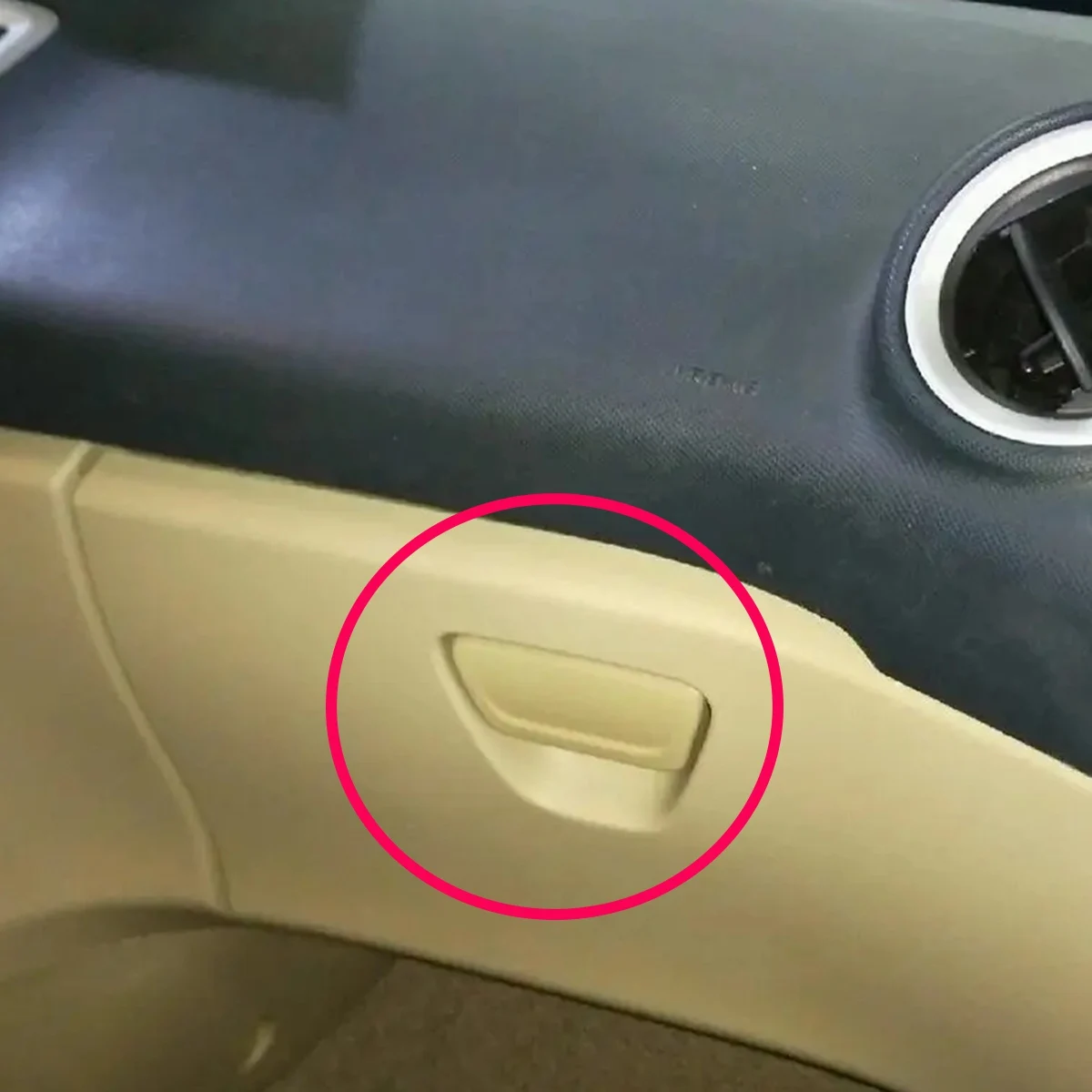 Ручка-защелка для крышки автомобильного перчаточного ящика Ford Fiesta 2009-2019 черная