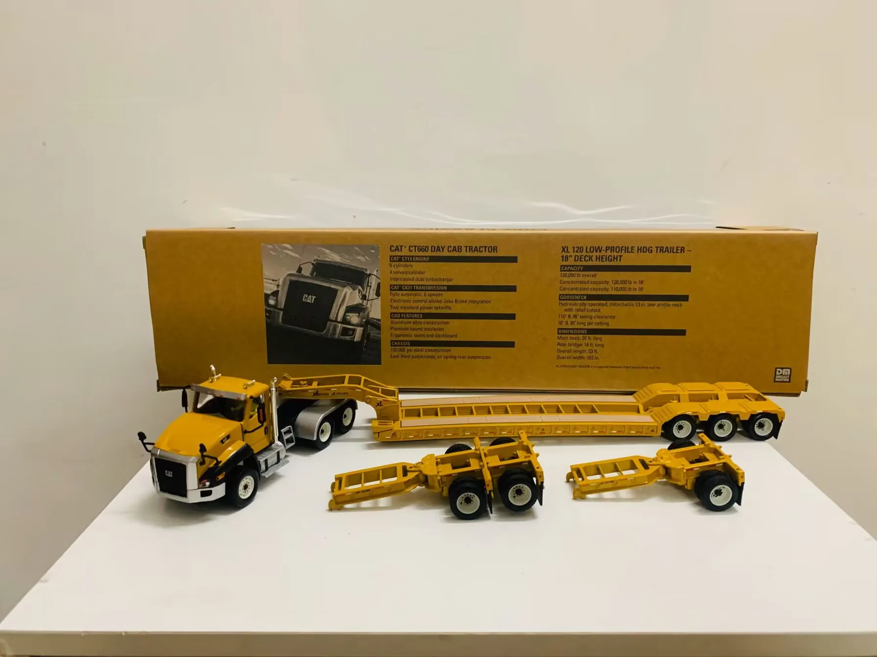 DM CT660 Day Cab Tractor &amp XL 120 Низкопрофильный Hdg Trailer Масштаб 1:50 Металл от DieCast Masters 85503C