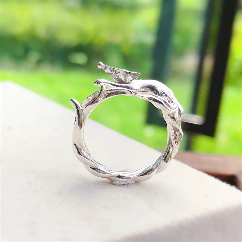 Маленькая лисица с хвостом лазунно растягивается как облако уникальное