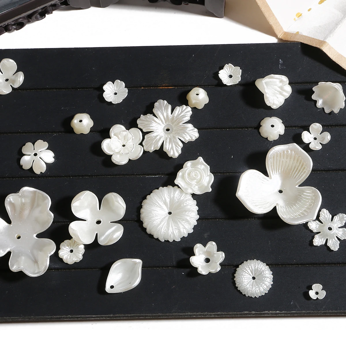 

10 шт., акриловые бусины в виде цветка цвета слоновой кости
