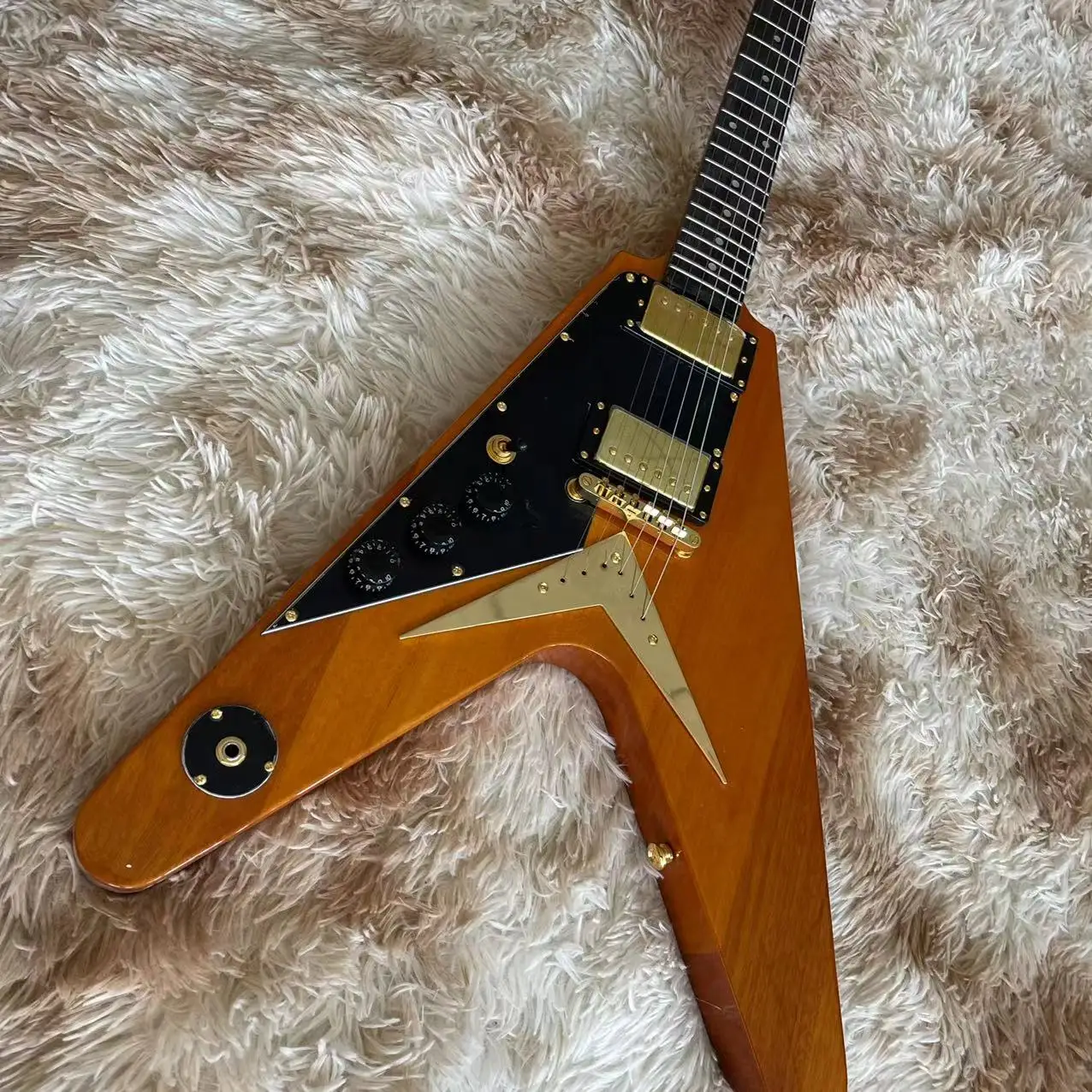 

V-shaped left hand version. Integrated electric guitar, natural wood body, LP pickup, black guard, dovetail drawstring board, ro