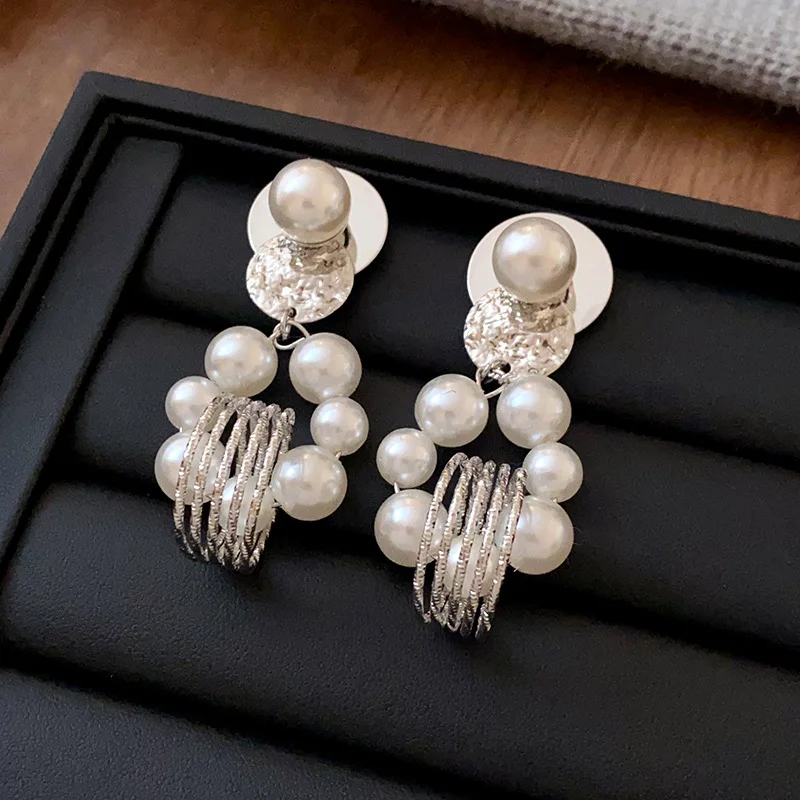 Круглые металлические серьги-подвески с жемчугом в европейском и американском