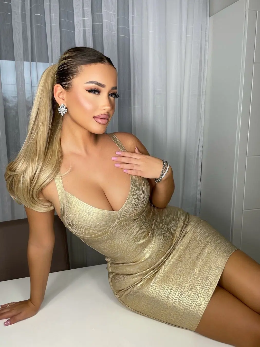 

Новые женские модные золотые эластичные сексуальные платья с v-образным вырезом без рукавов с бретельками длиной до колен на лето-осень