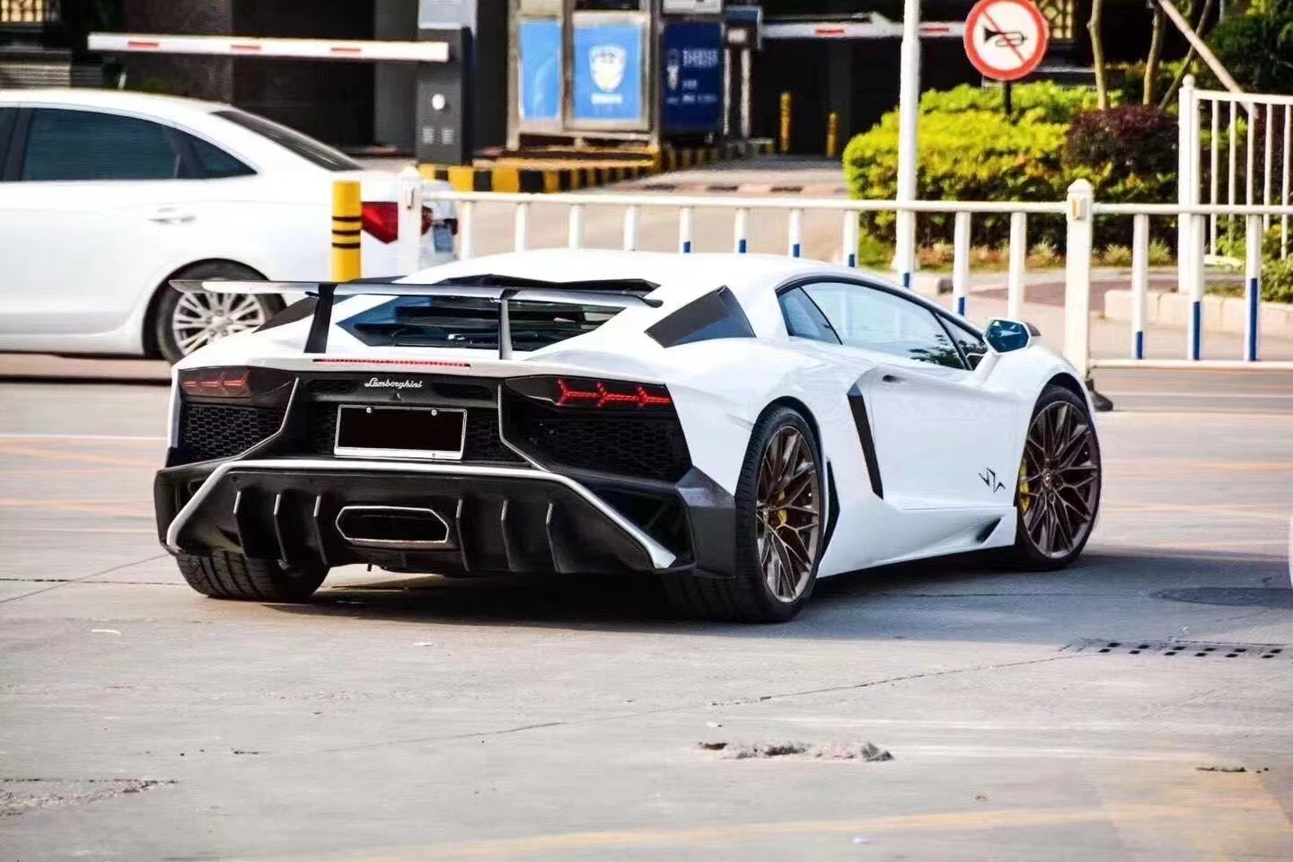 Фото Комплект обвеса Runde из полукарбонового материала для Lamborghini LP750: передний бампер, задний бампер, задний спойлер-диффузор №4