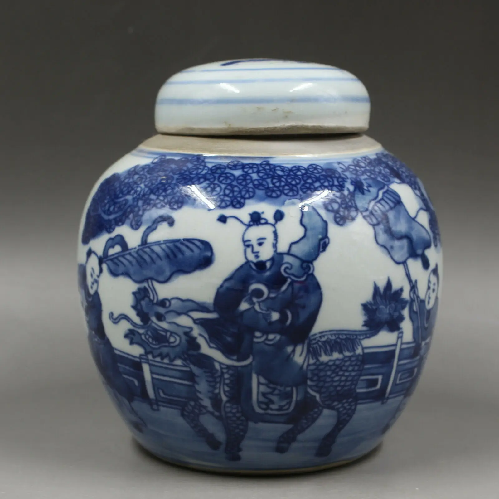 

Chinese old porcelain Lid jar with blue and white porcelain pot