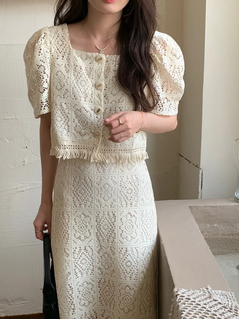 

Женский комплект из двух предметов, однобортный пиджак с квадратным вырезом и пышными рукавами и длинная юбка с бахромой, лето 2022