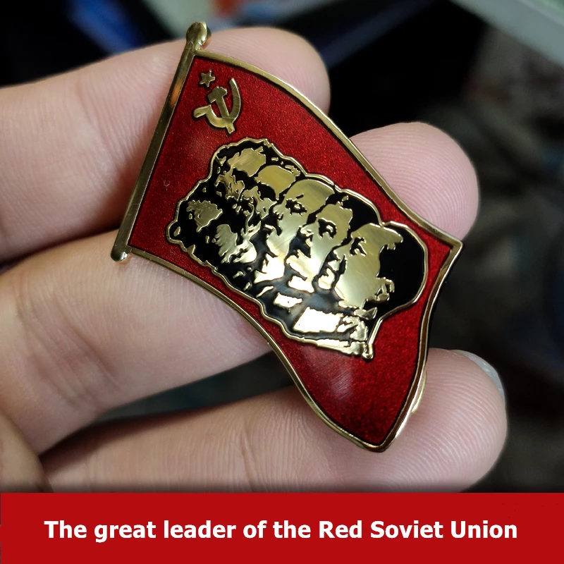 

Металлическая брошь с красным флагом СССР