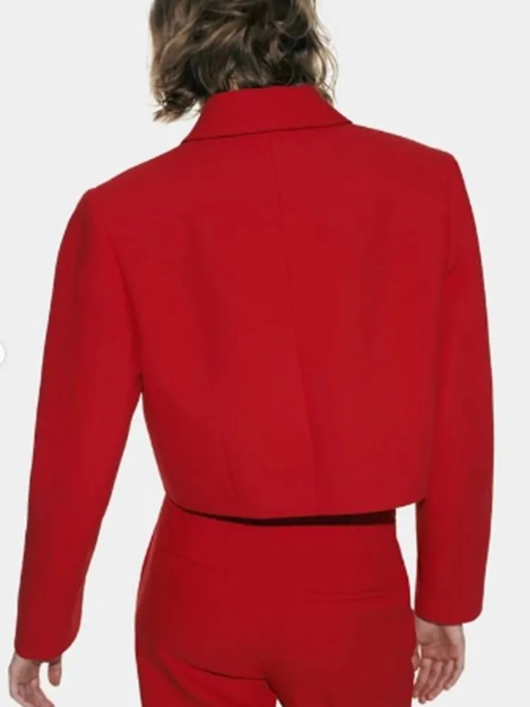 Рисунок 2 - Женская однотонная куртка с отложным