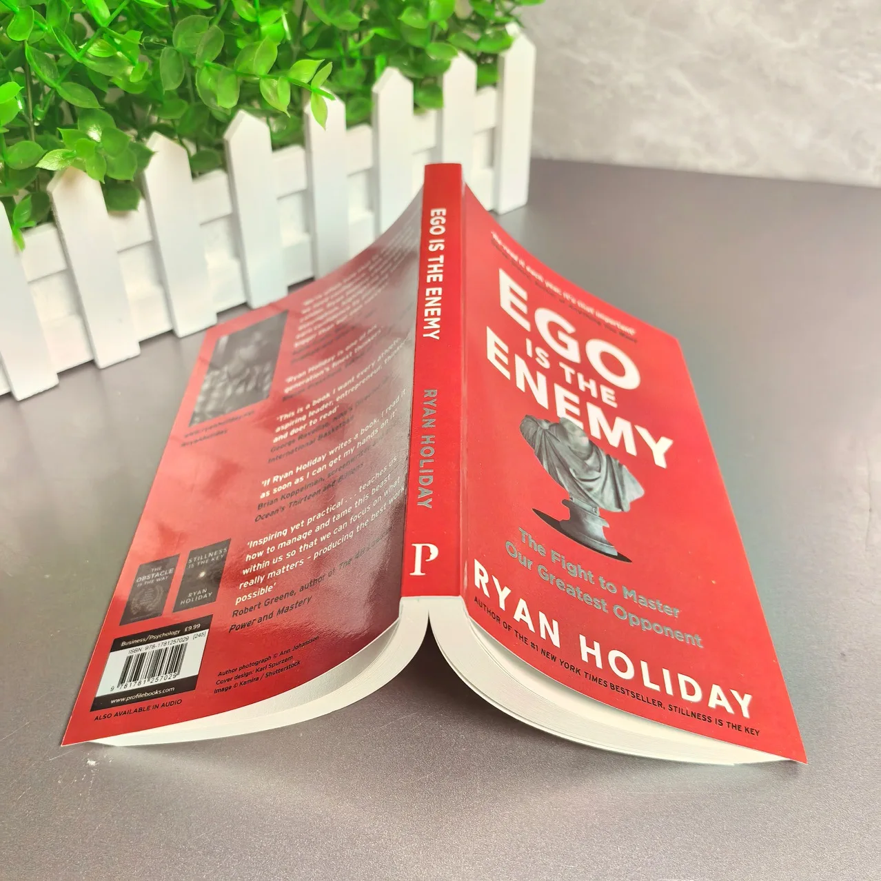 EGO IS THE ENEMY By Ryan Праздничный роман в мягкой обложке # Книга-бестселлер New York Times 1.