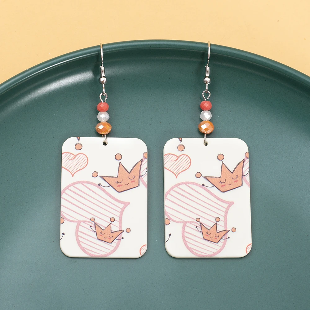 Новые модные акриловые женские серьги 2024 трендовые с короной и сердечками