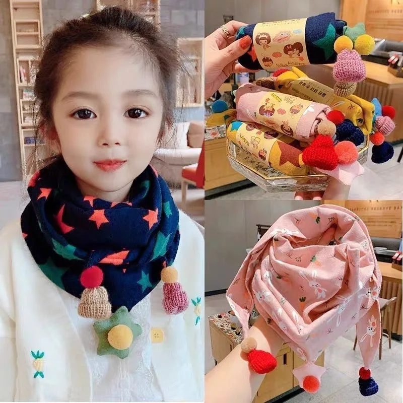 

Треугольный шарф для маленьких девочек, осенне-зимняя шаль для детей, теплый ветрозащитный шейный платок, детский шарф с милым помпоном, теп...