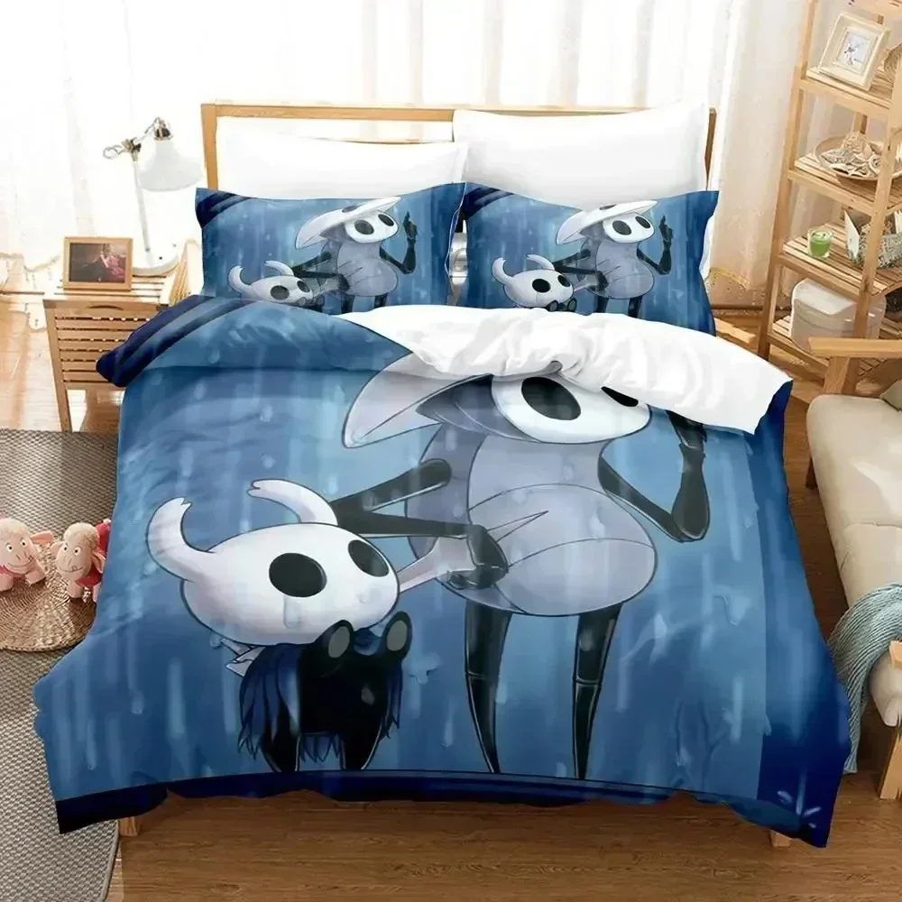 Фото Комплект постельного белья «Аниме-игра Hollow Knight»: пододеяльник, простыня, наволочки, для кроватей размеров Full, Queen, King, для спальни №1