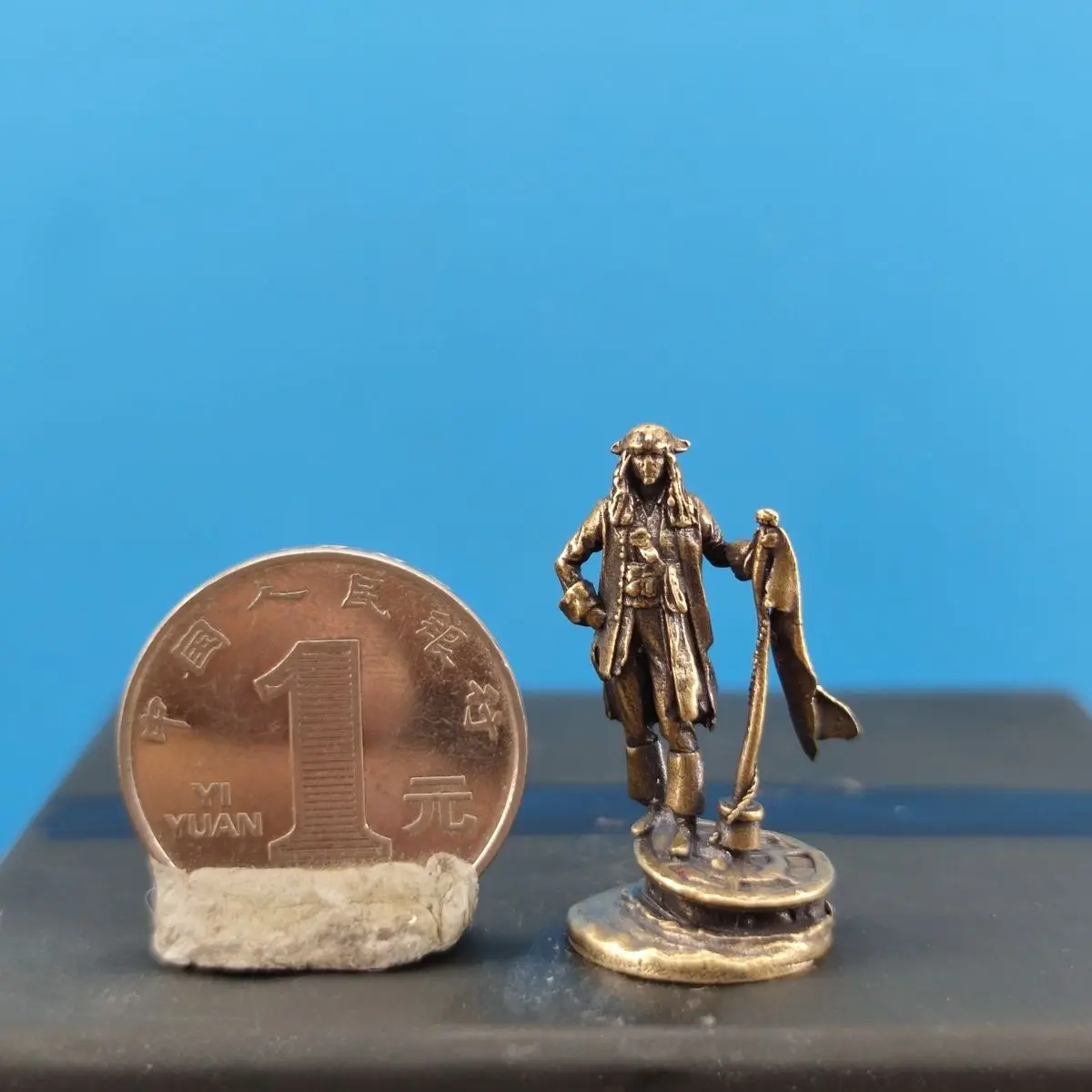 Миниатюрная латунная фигурка капитана пирата ронни траумер заноза капитана белова