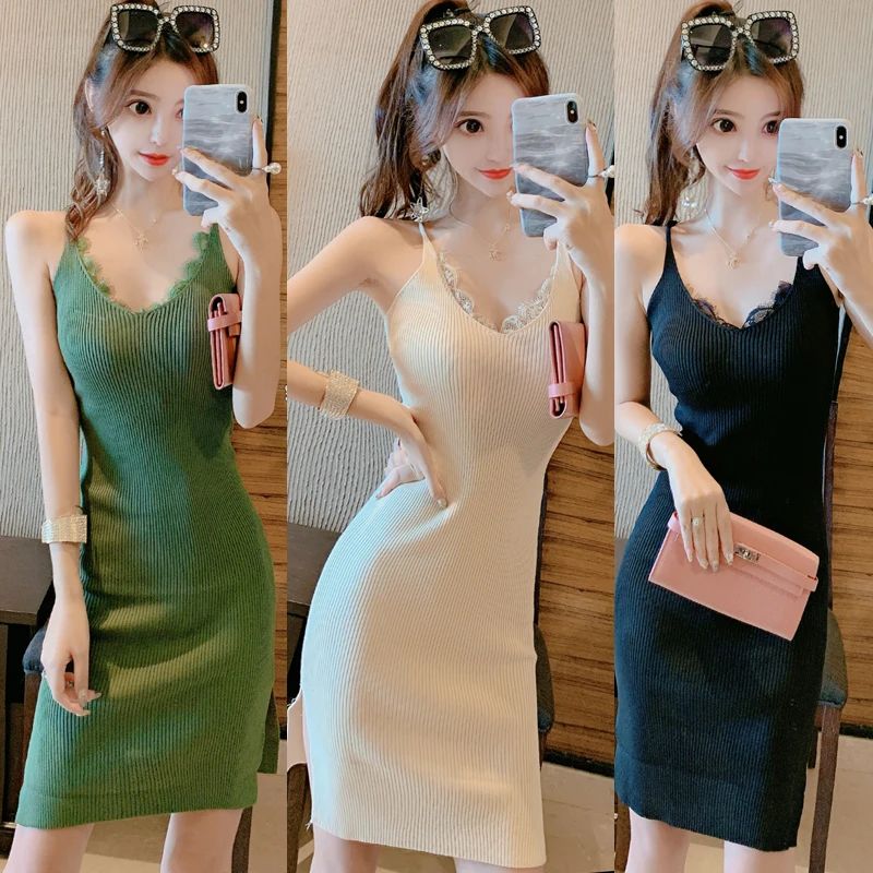 

Мини-платье женское трикотажное однотонное с V-образным вырезом и разрезом