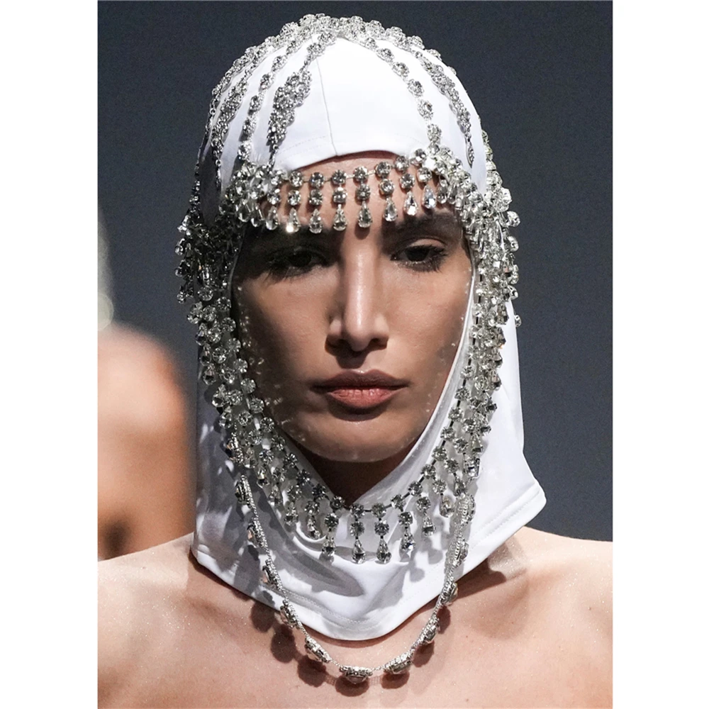 

Женская цепочка для волос с кисточками и кристаллами