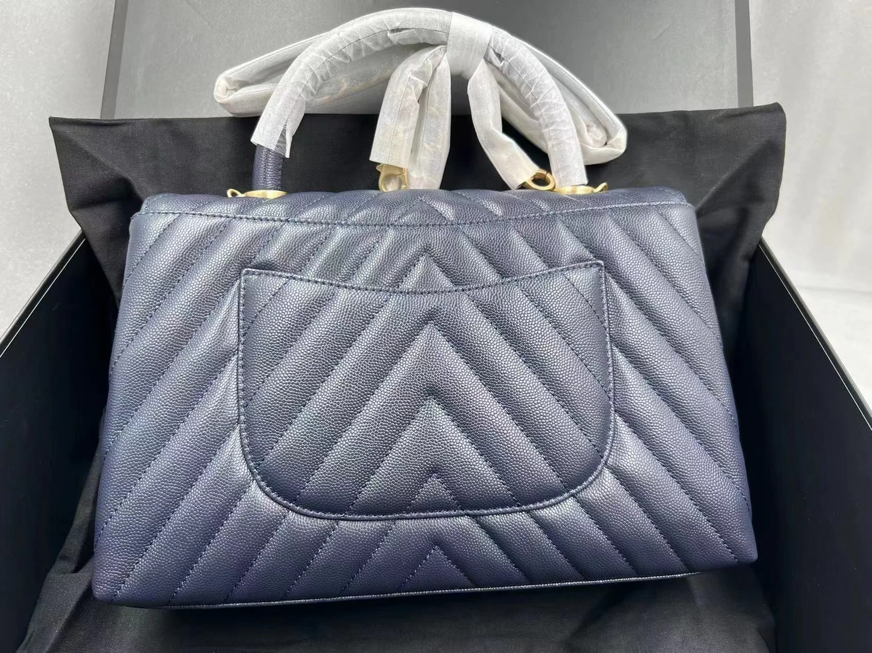 

Flap bag. Designer latest V grid small grain embossed calfskin luxury shoulder handbag high quality ladies classic messenger bag