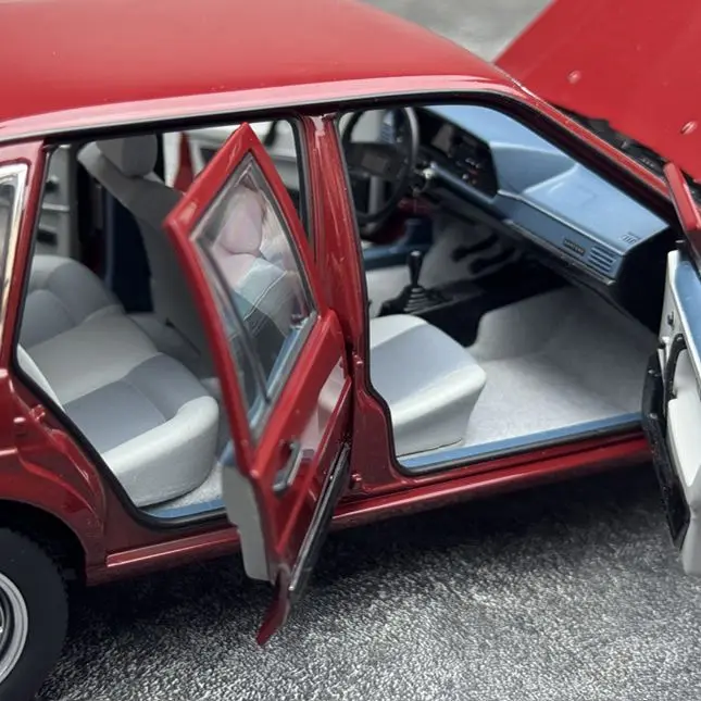 Фото Коллекционная модель автомобиля Volkswagen Passat B2 Santana 1983 года, масштаб 1:18, классический седан из сплава, подарок, винтажная модель для игр и коллекций №2