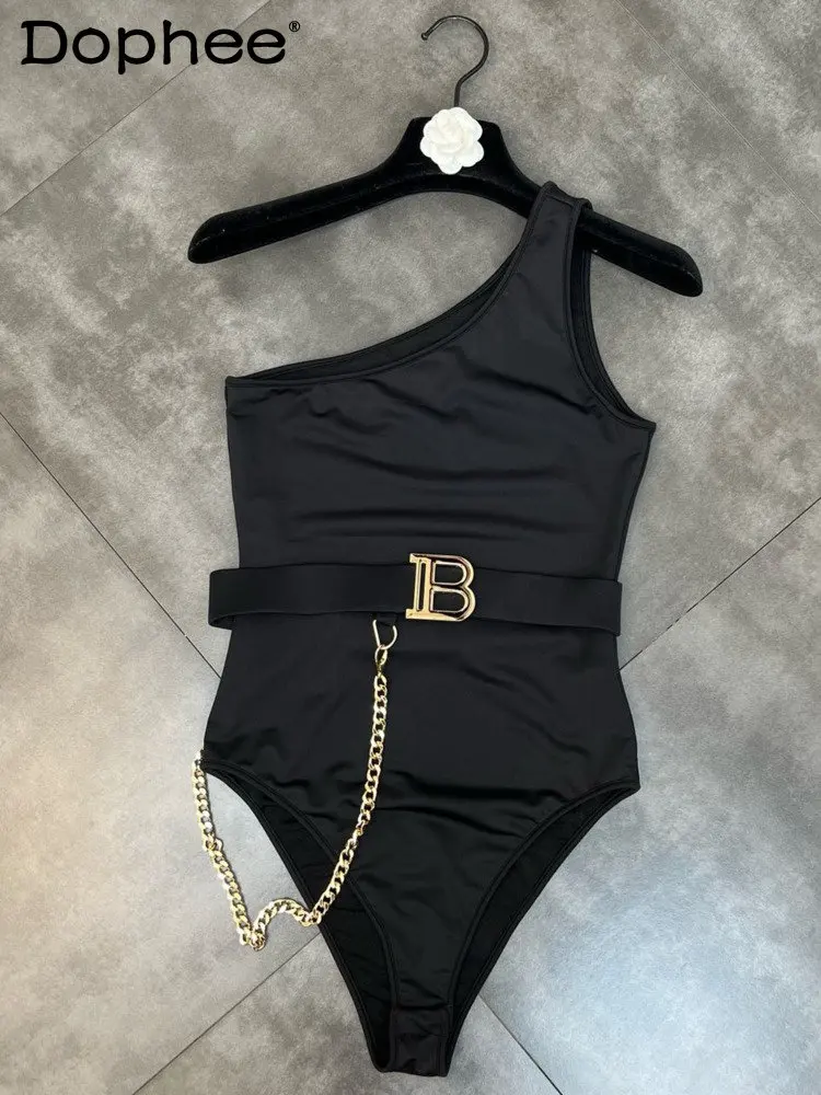 

Женское боди без рукавов, черное облегающее боди на одно плечо с металлической цепочкой и поясом с надписью, лето 2022